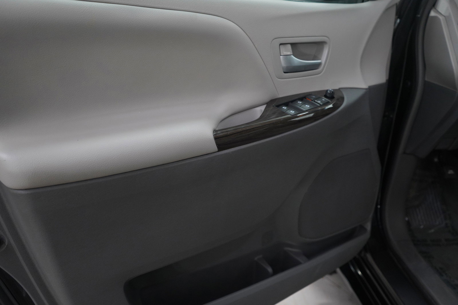 Used 2017 Toyota Sienna XLE image 23