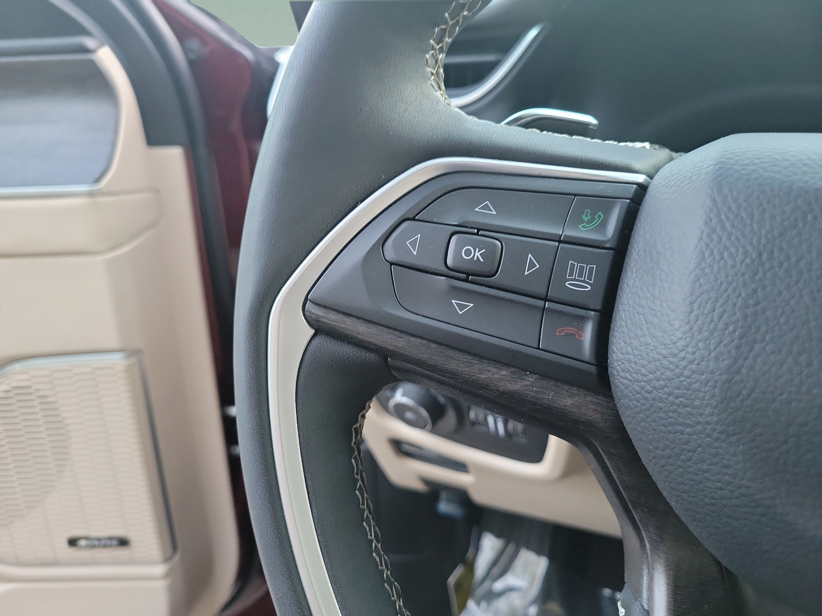 Certified 2025 Jeep Grand Cherokee L Limited w/ Black Appearance Package AWD/4WD image 26