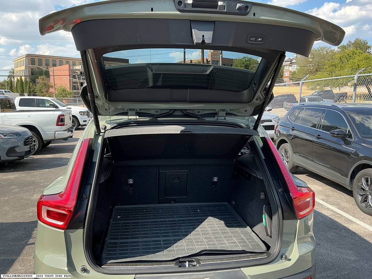 Used 2024 Volvo XC40 B5 Plus w/ Protection Package Premier AWD/4WD image 7