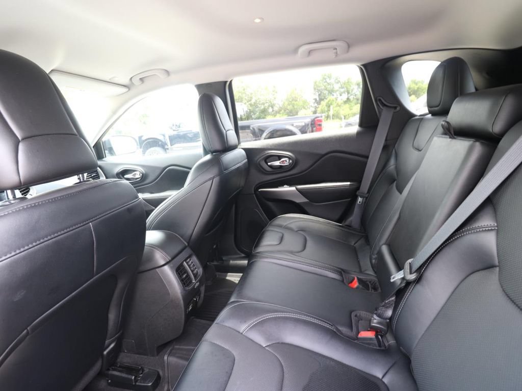 Used 2022 Jeep Cherokee Latitude Lux w/ Mopar Interior Package FWD image 9
