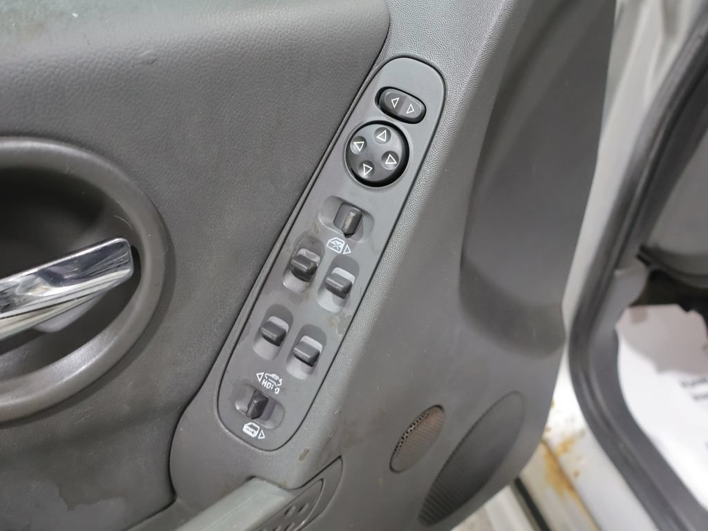 Used 2004 Pontiac Grand Prix GT2 w/ GT Sport Appearance Package FWD image 3