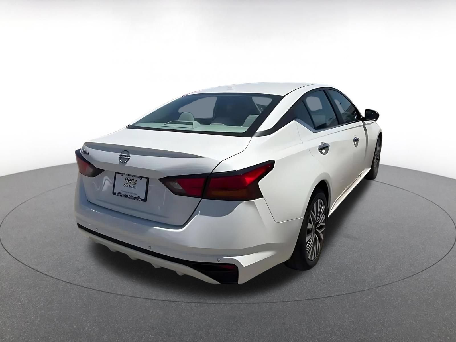 Used 2025 Nissan Altima 2.5 SV FWD image 14