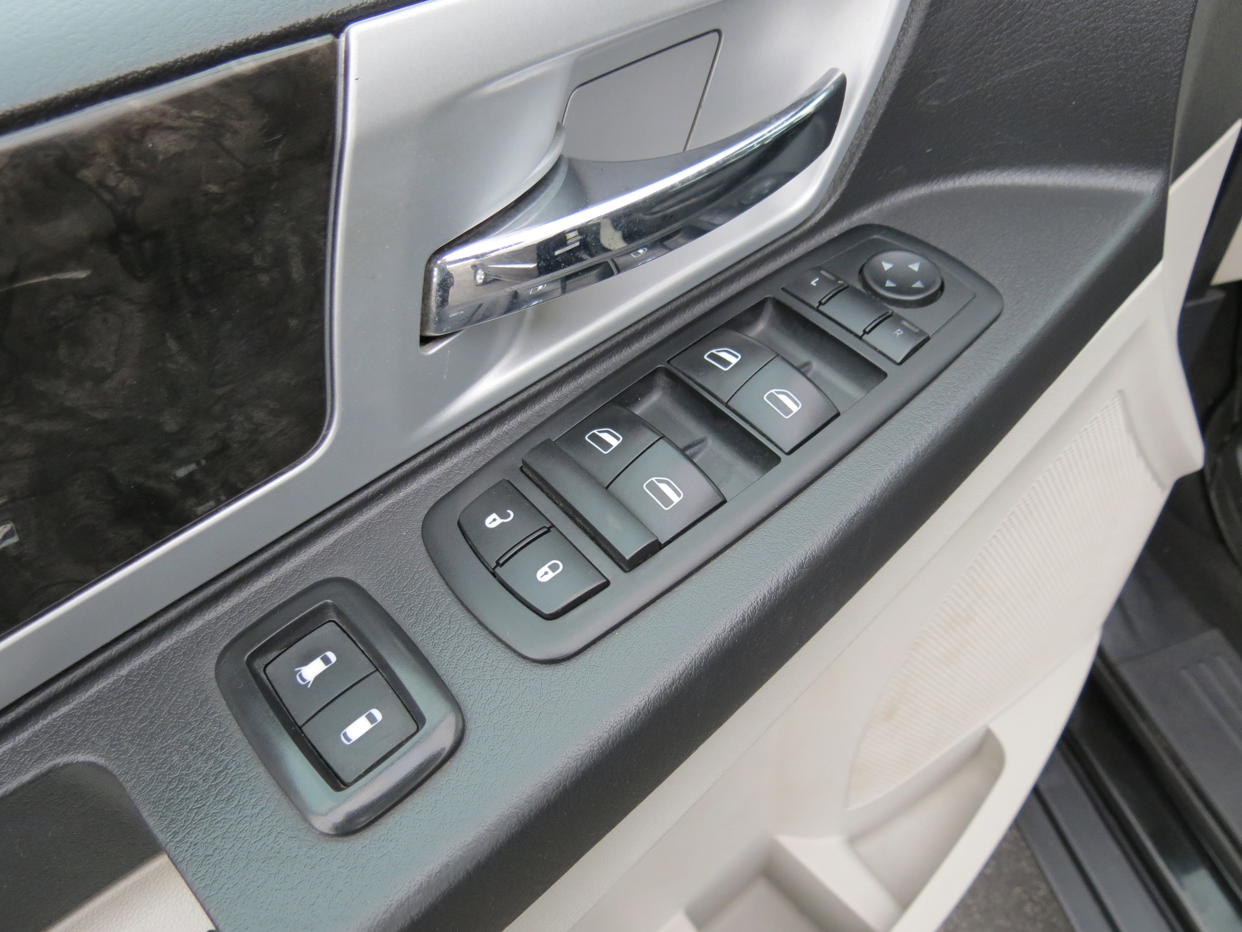 Used 2010 Dodge Grand Caravan SXT w/ Trailer Tow Group FWD image 22