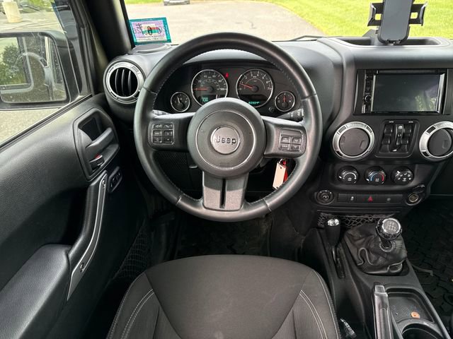 Used 2015 Jeep Wrangler Unlimited Rubicon w/ Connectivity Group AWD/4WD image 19