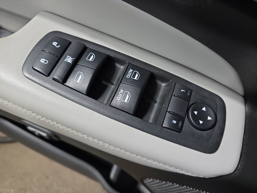 Used 2018 Jeep Grand Cherokee Limited AWD/4WD image 28