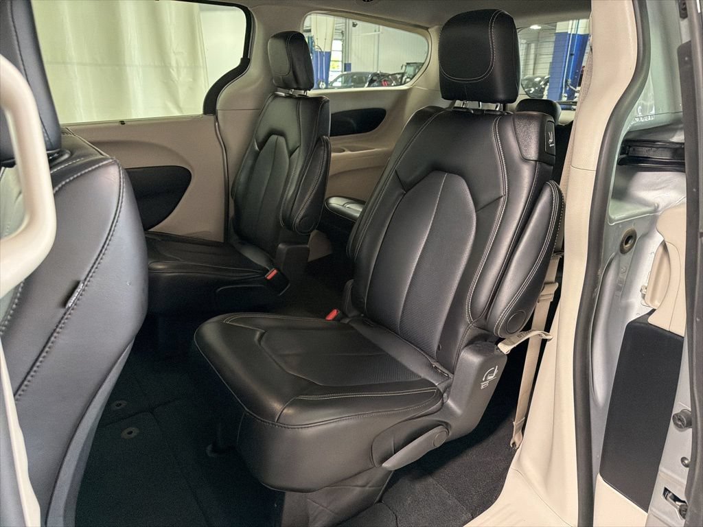 Used 2024 Chrysler Pacifica Touring-L FWD image 17