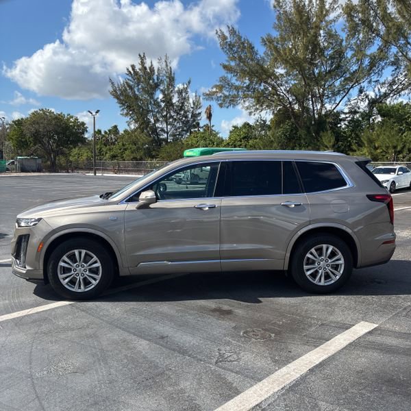 Used 2022 Cadillac XT6 Luxury image 2