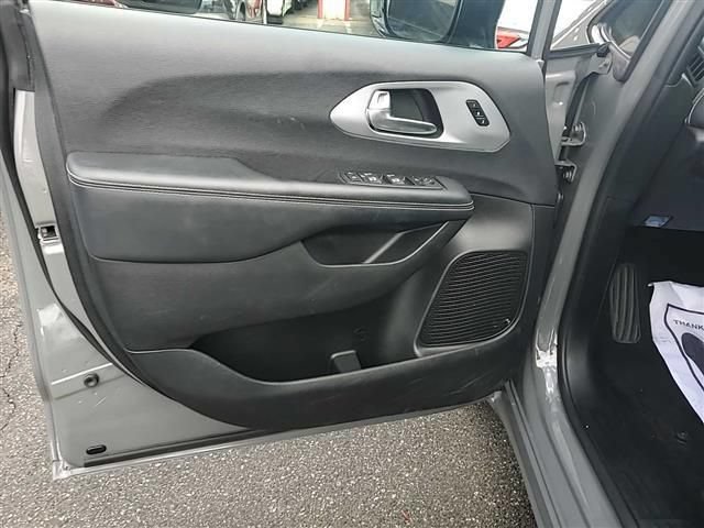 Used 2025 Chrysler Pacifica Limited FWD image 3