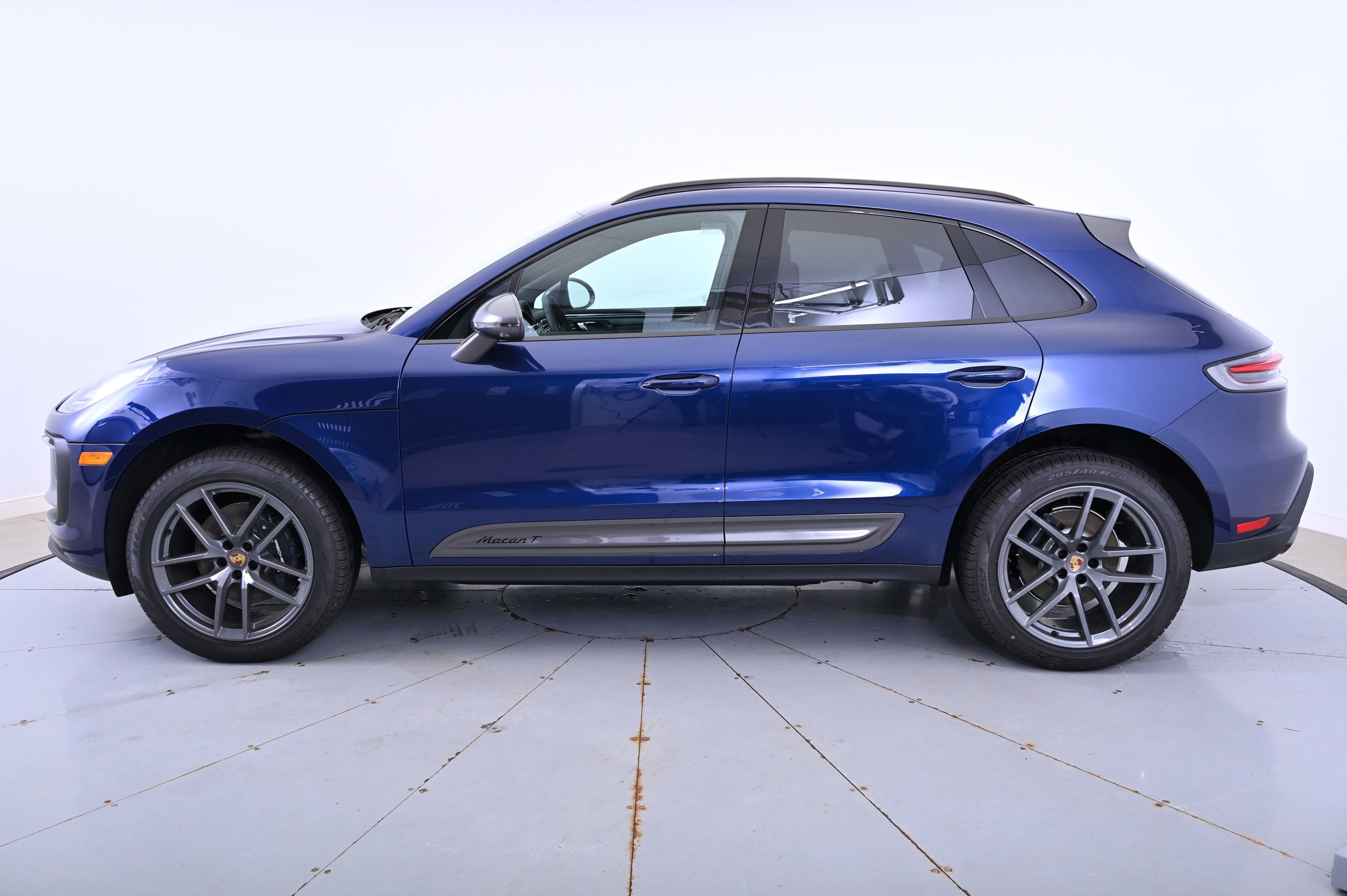 Certified 2025 Porsche Macan image 2