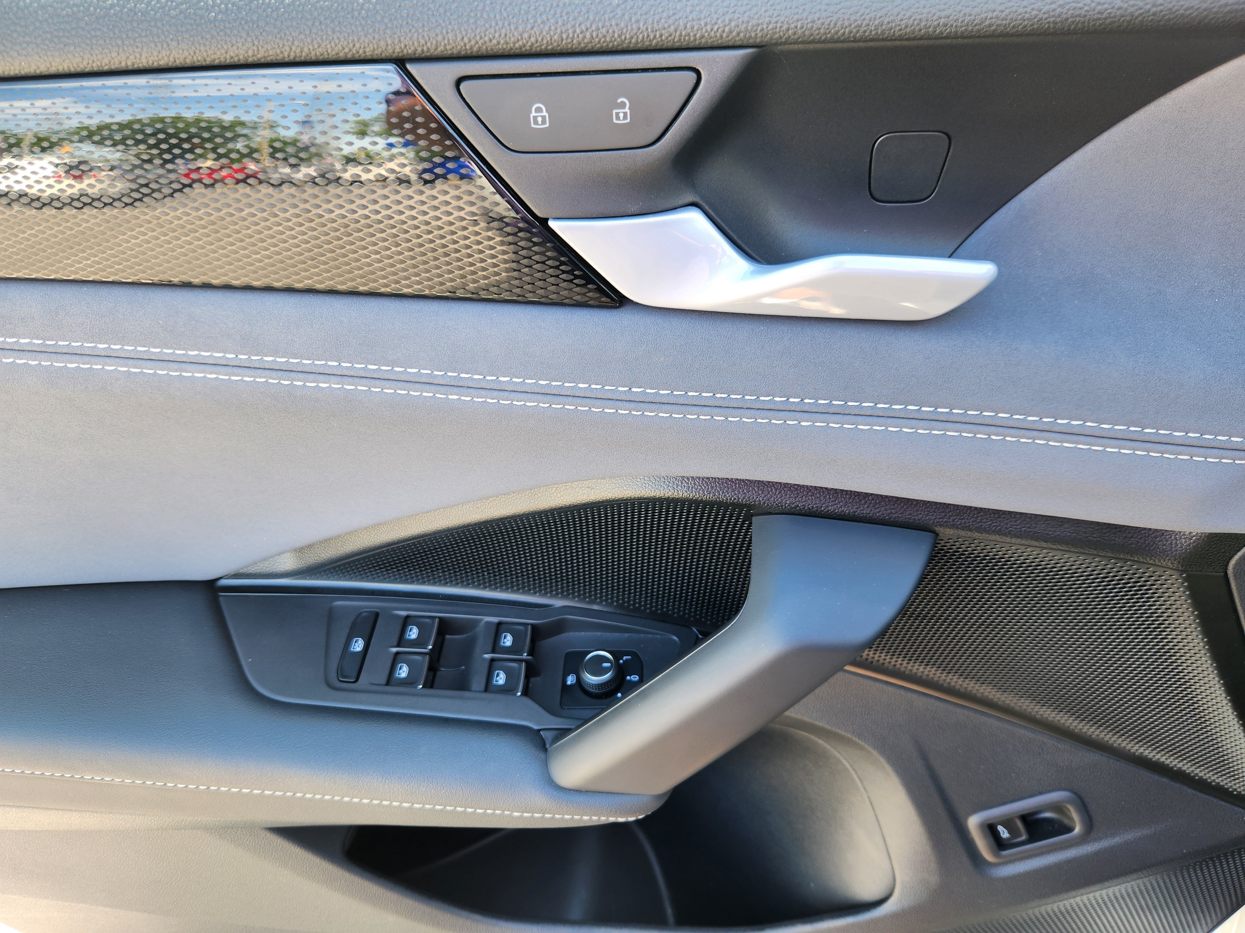 Used 2025 Volkswagen Tiguan SE AWD/4WD image 16