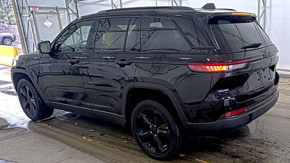 Used 2023 Jeep Grand Cherokee Altitude image 4