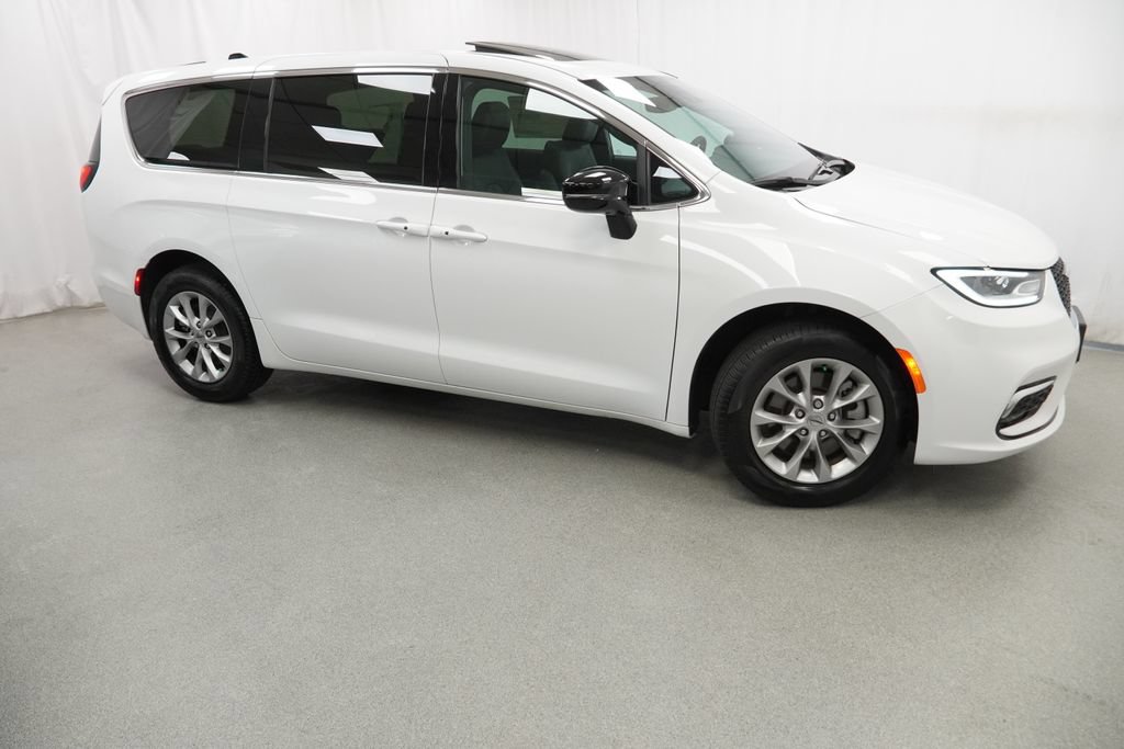 Certified 2025 Chrysler Pacifica Select AWD/4WD image 10