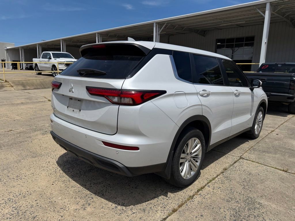 Used 2023 Mitsubishi Outlander ES FWD image 4