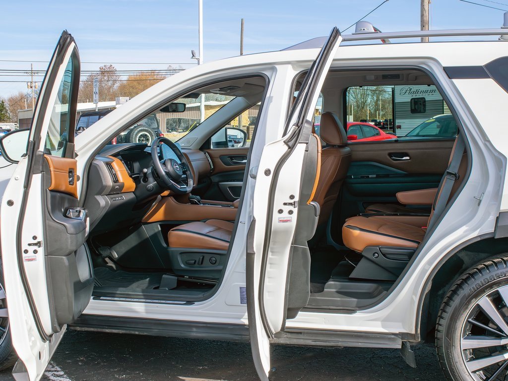 Used 2024 Nissan Pathfinder Platinum image 9