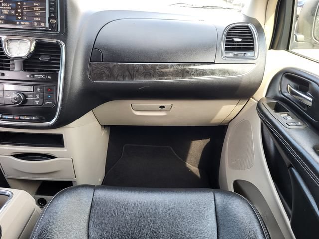 Used 2016 Chrysler Town & Country Touring FWD image 28