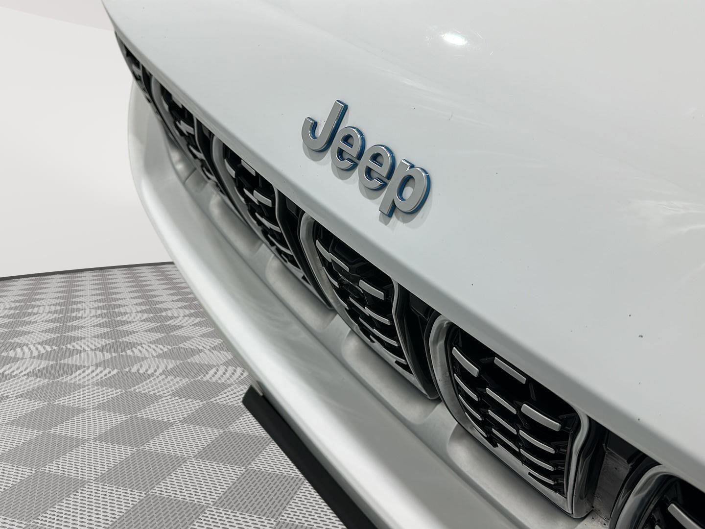 Used 2023 Jeep Grand Cherokee Summit w/ Luxury Tech Group V image 27