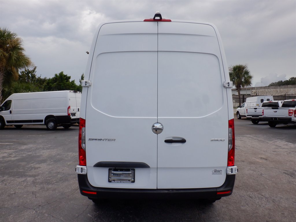 Used 2021 Freightliner Sprinter 2500 RWD image 4