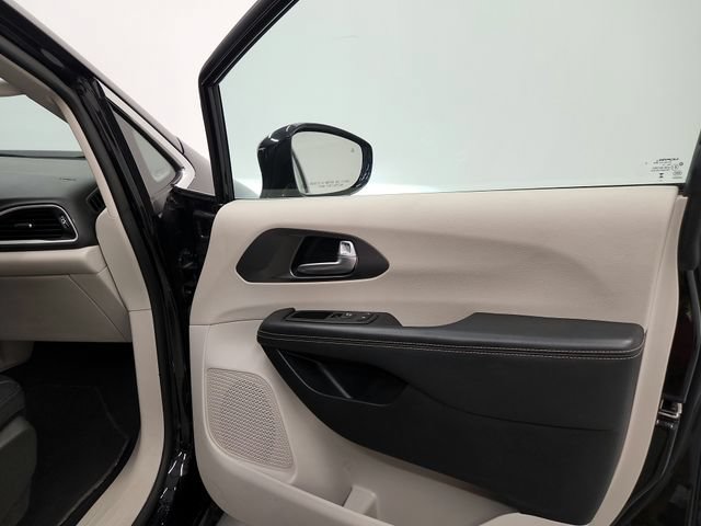 Used 2024 Chrysler Pacifica Touring-L FWD image 27