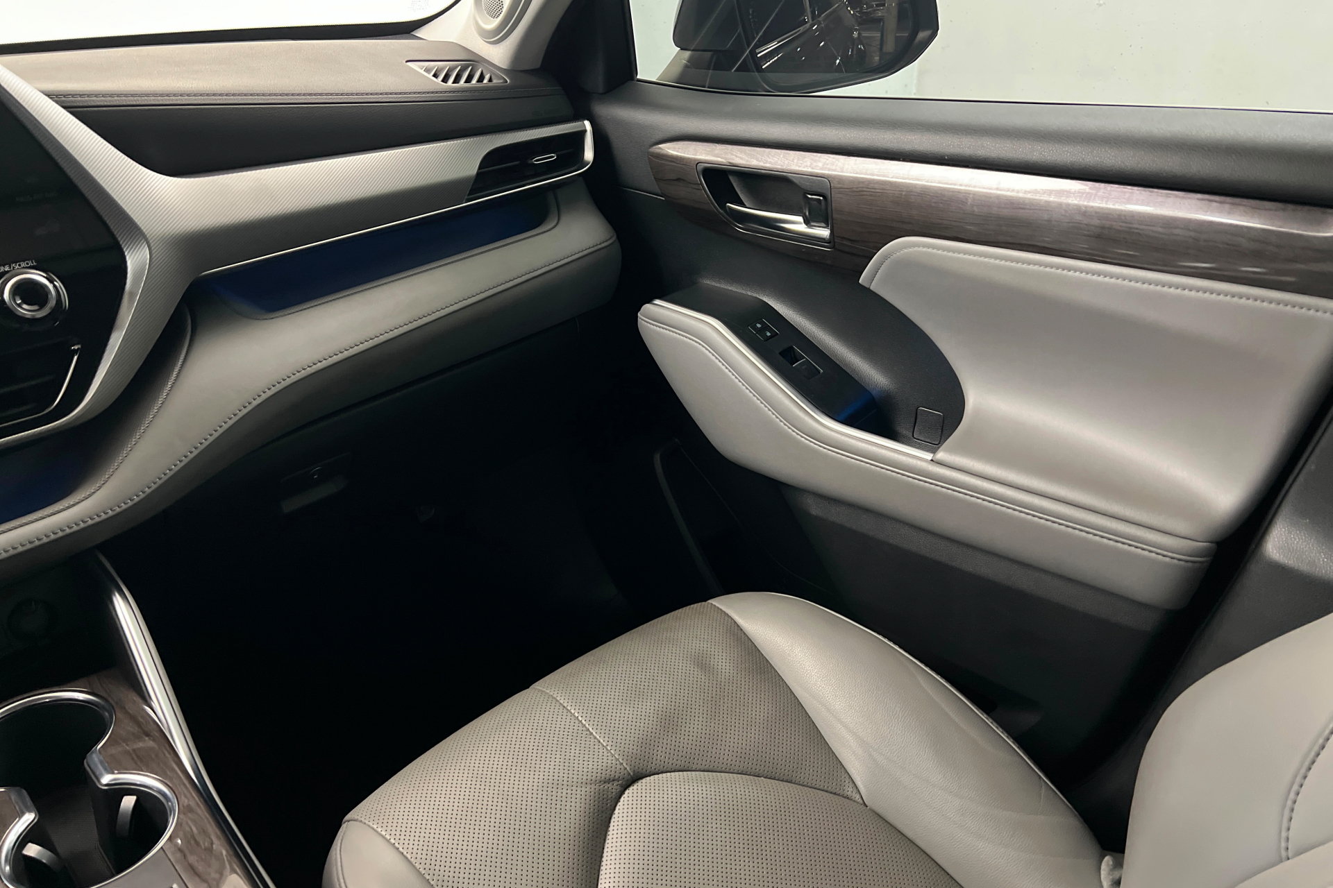 Used 2022 Toyota Highlander Platinum AWD/4WD image 11