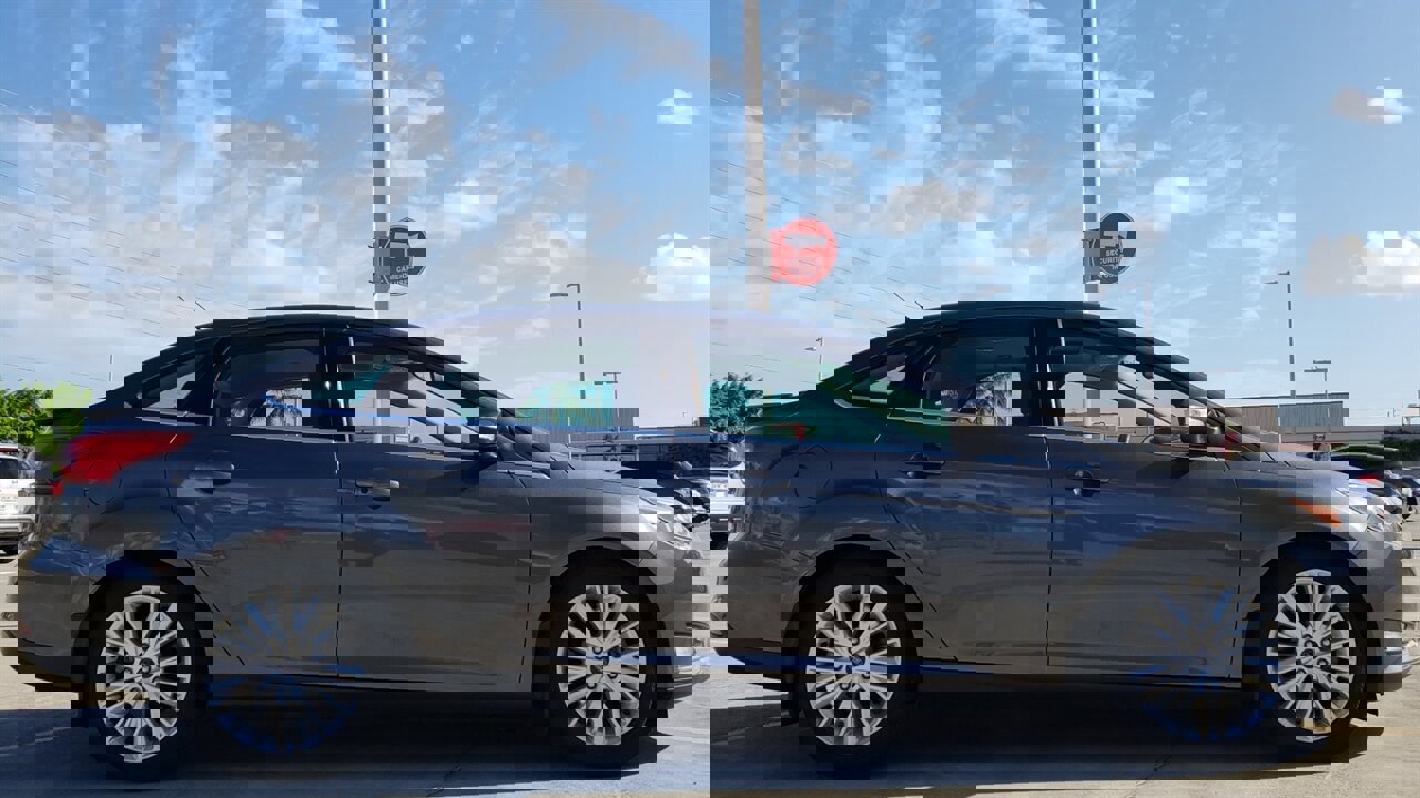 Used 2016 Ford Focus Titanium w/ Exterior Protection Package FWD image 5