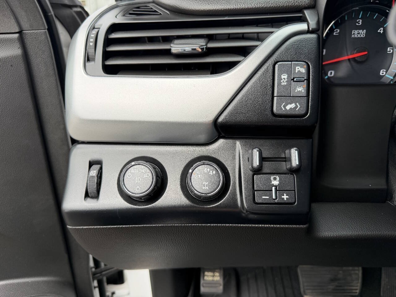 Used 2018 Chevrolet Tahoe LT w/ Luxury Package AWD/4WD image 36