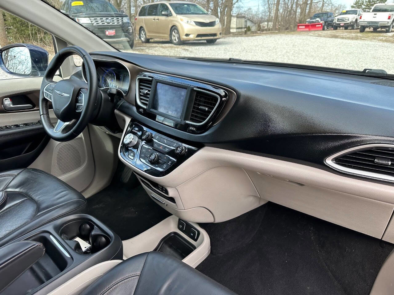 Used 2018 Chrysler Pacifica Touring-L w/ Tire & Wheel Group image 13