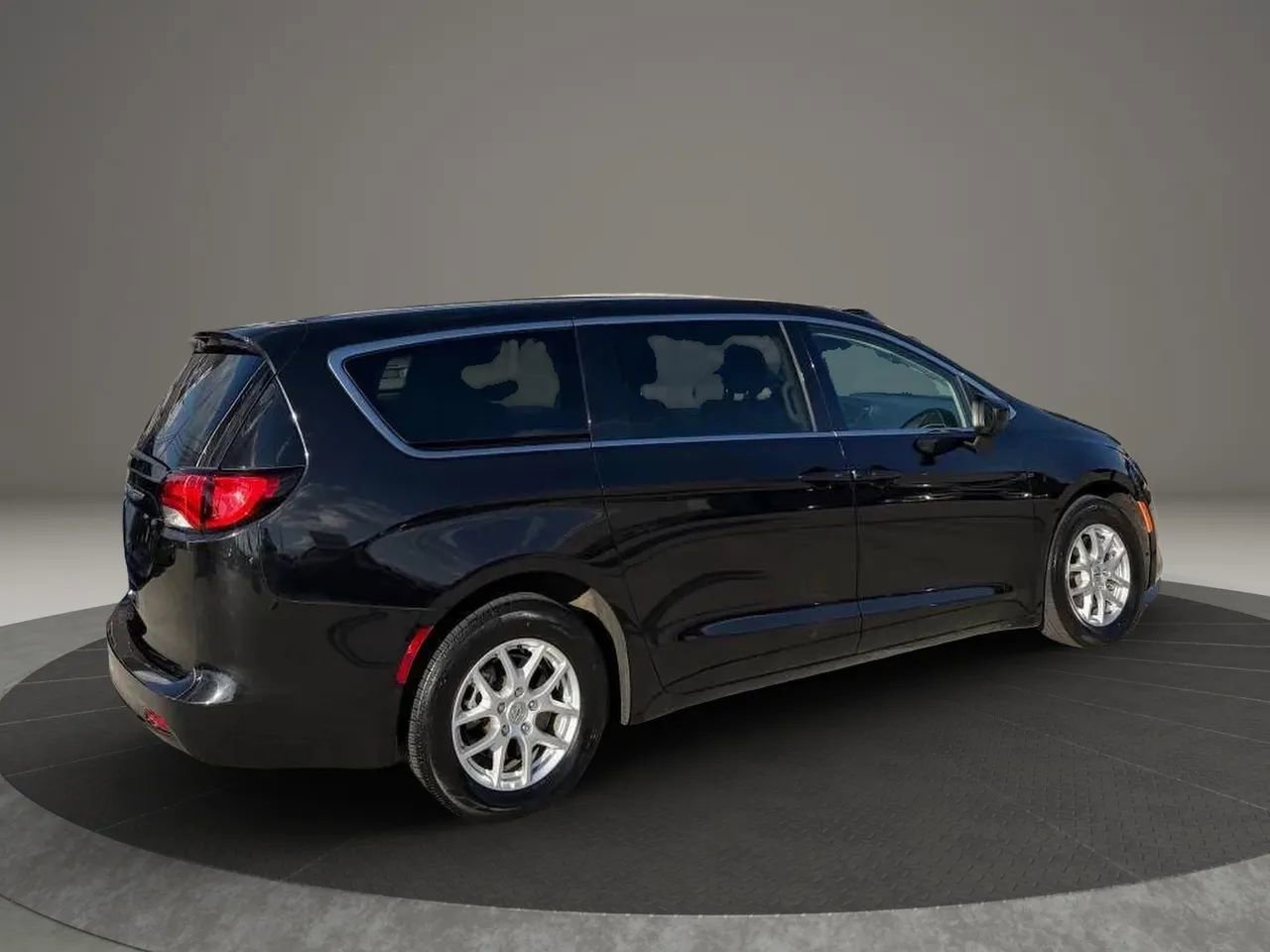 Used 2023 Chrysler Voyager LX FWD image 10