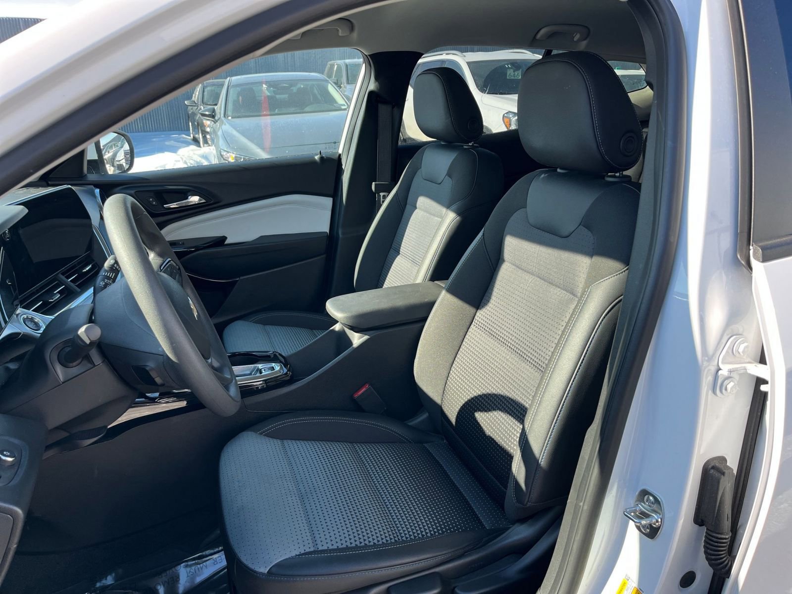 Used 2025 Chevrolet Trax LT image 36