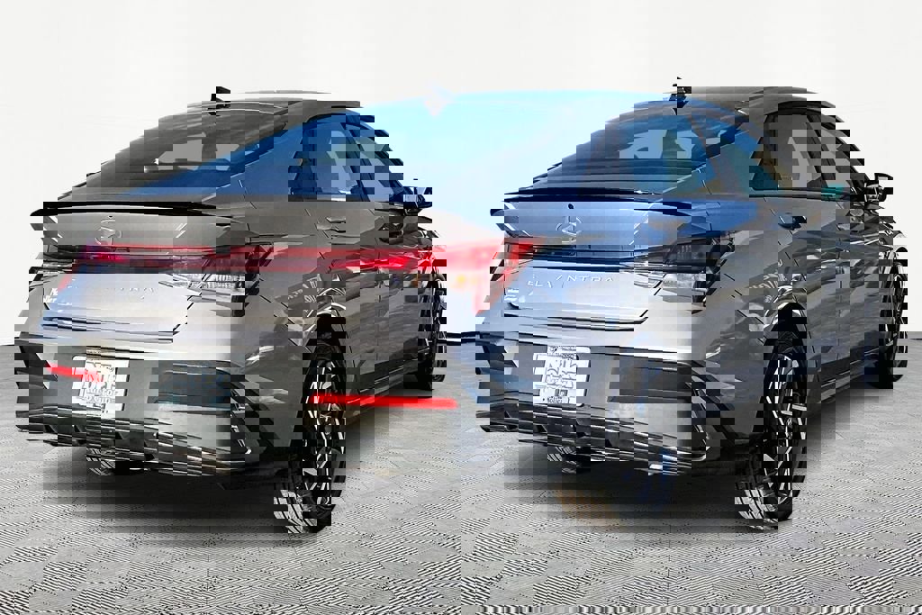 Used 2025 Hyundai Elantra Sport image 2