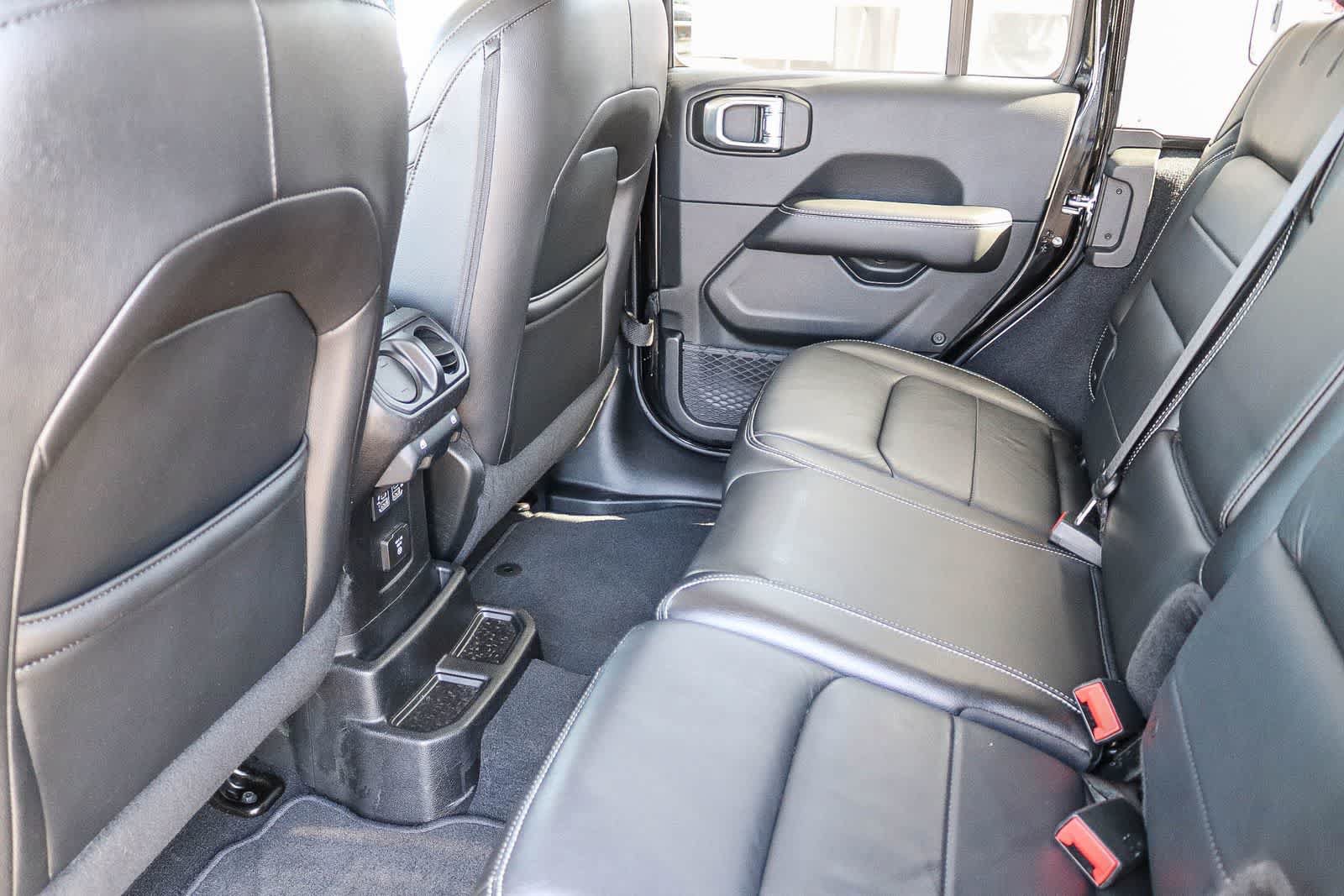 Used 2018 Jeep Wrangler Unlimited Sahara AWD/4WD image 21