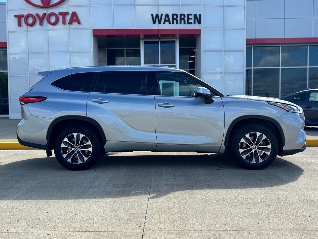 Used 2020 Toyota Highlander XLE image 3