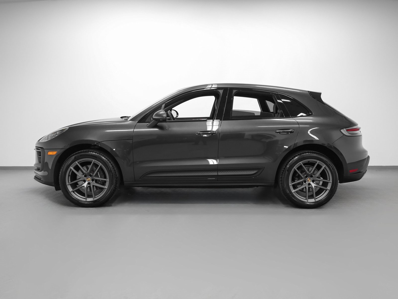 Used 2025 Porsche Macan image 2