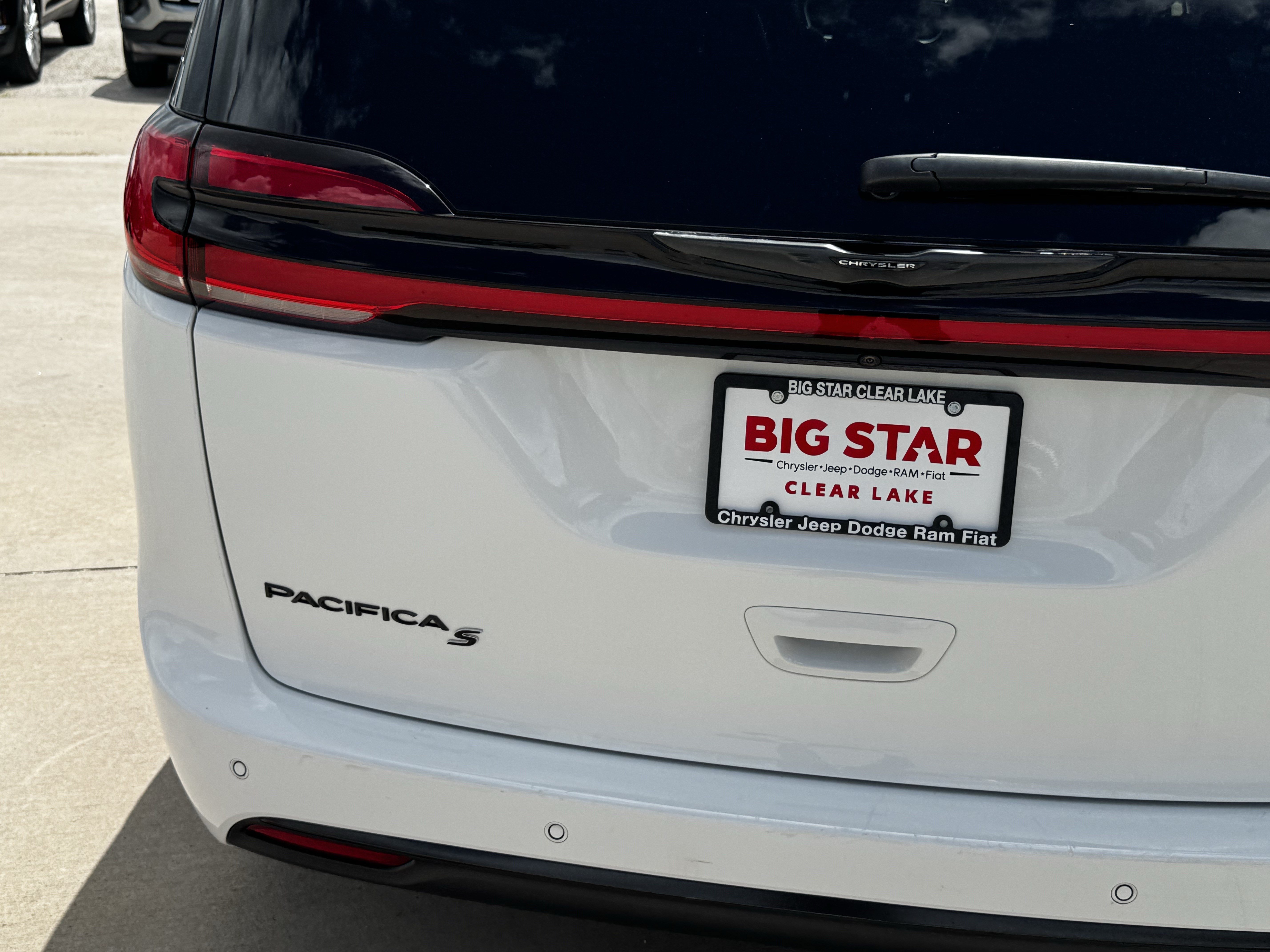 Used 2025 Chrysler Pacifica Limited FWD image 11