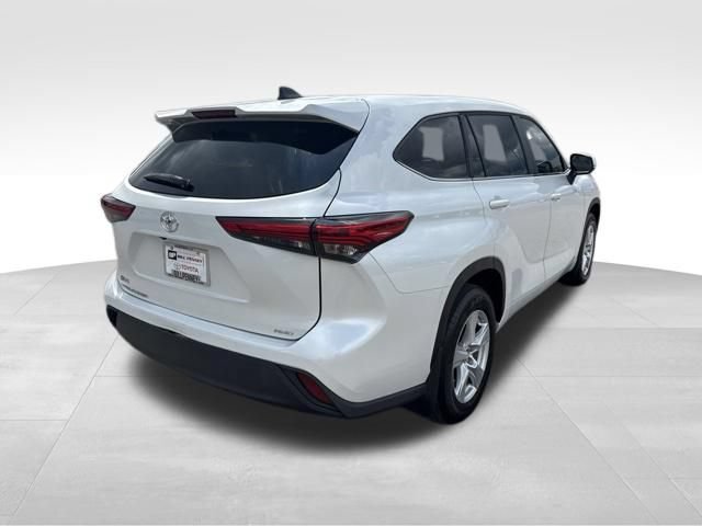 Used 2023 Toyota Highlander L AWD/4WD image 5