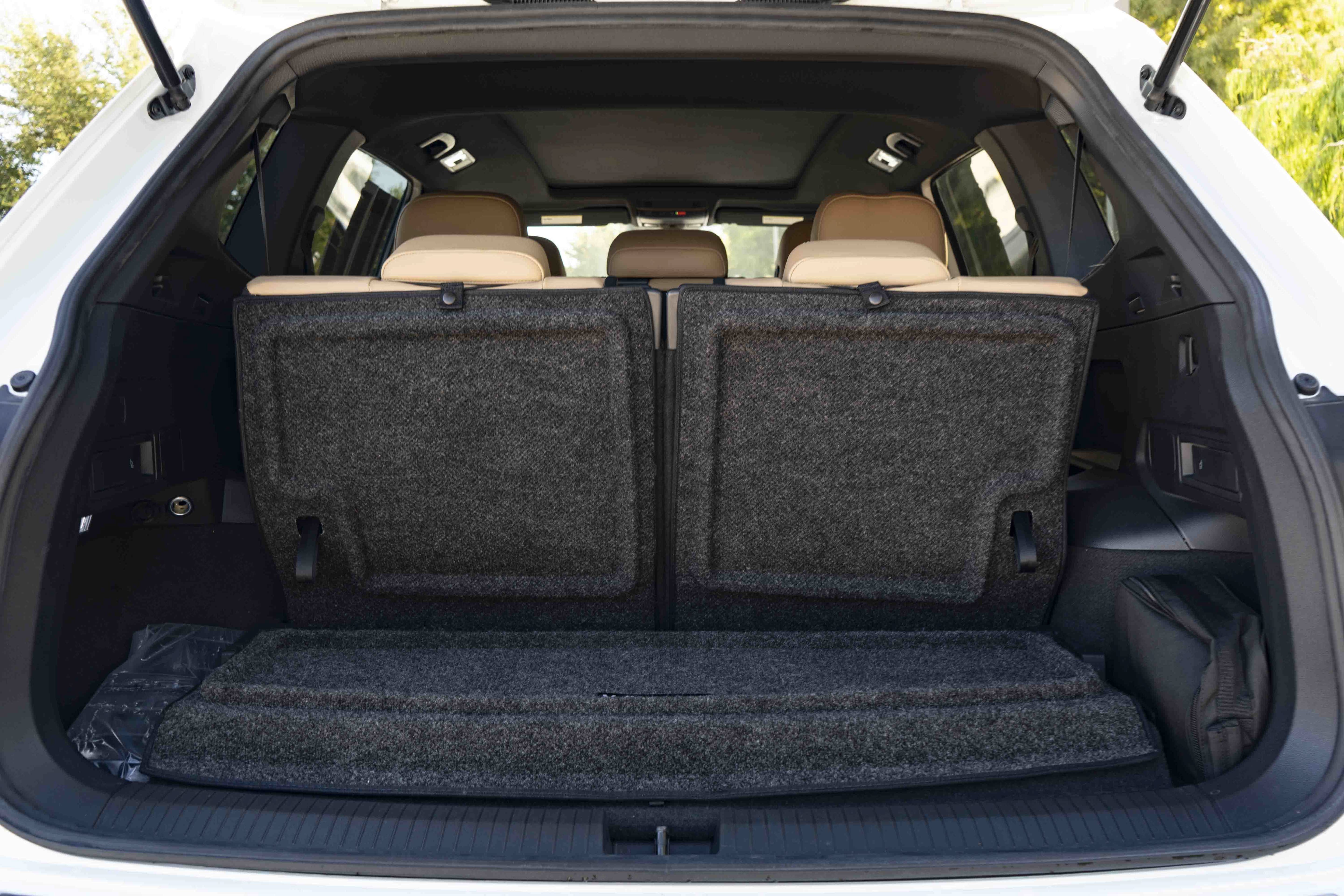 Certified 2022 Volkswagen Tiguan SE R-Line FWD image 39
