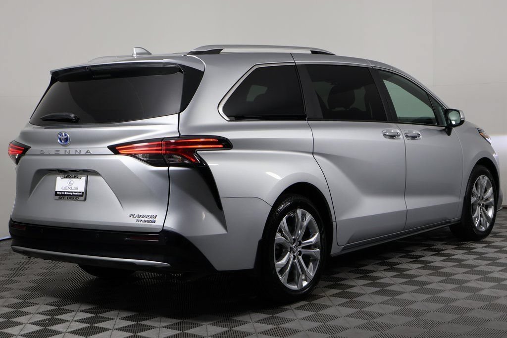 Used 2023 Toyota Sienna Platinum FWD image 4