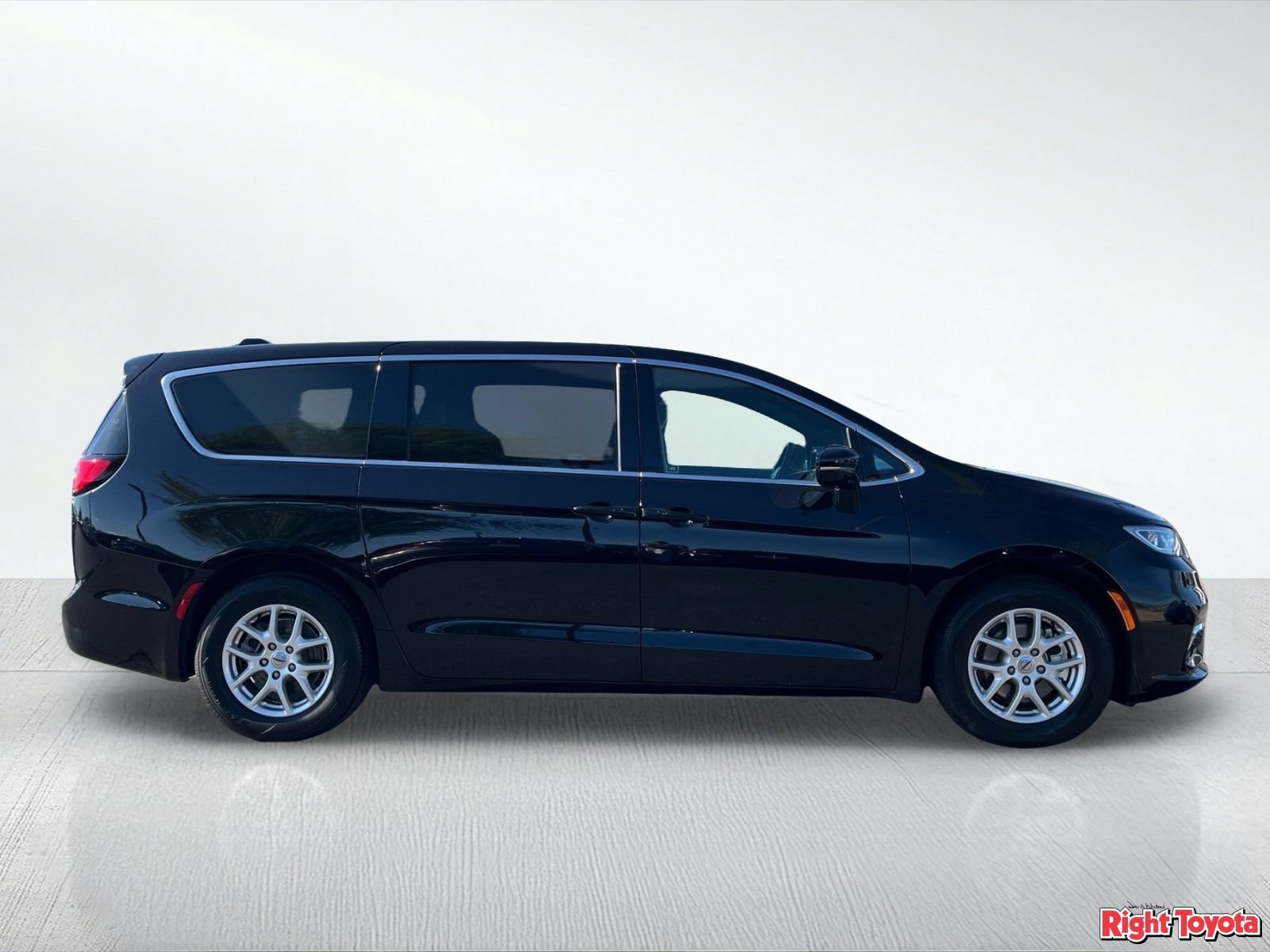 Used 2025 Chrysler Pacifica Select FWD image 7