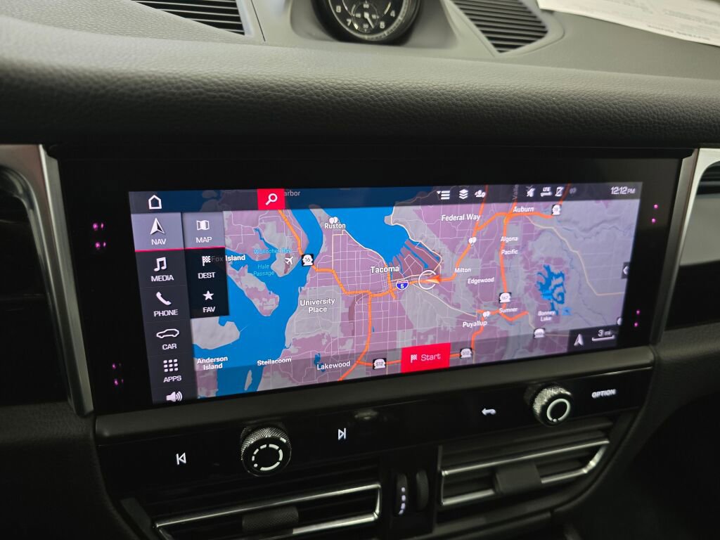 Certified 2024 Porsche Macan image 34