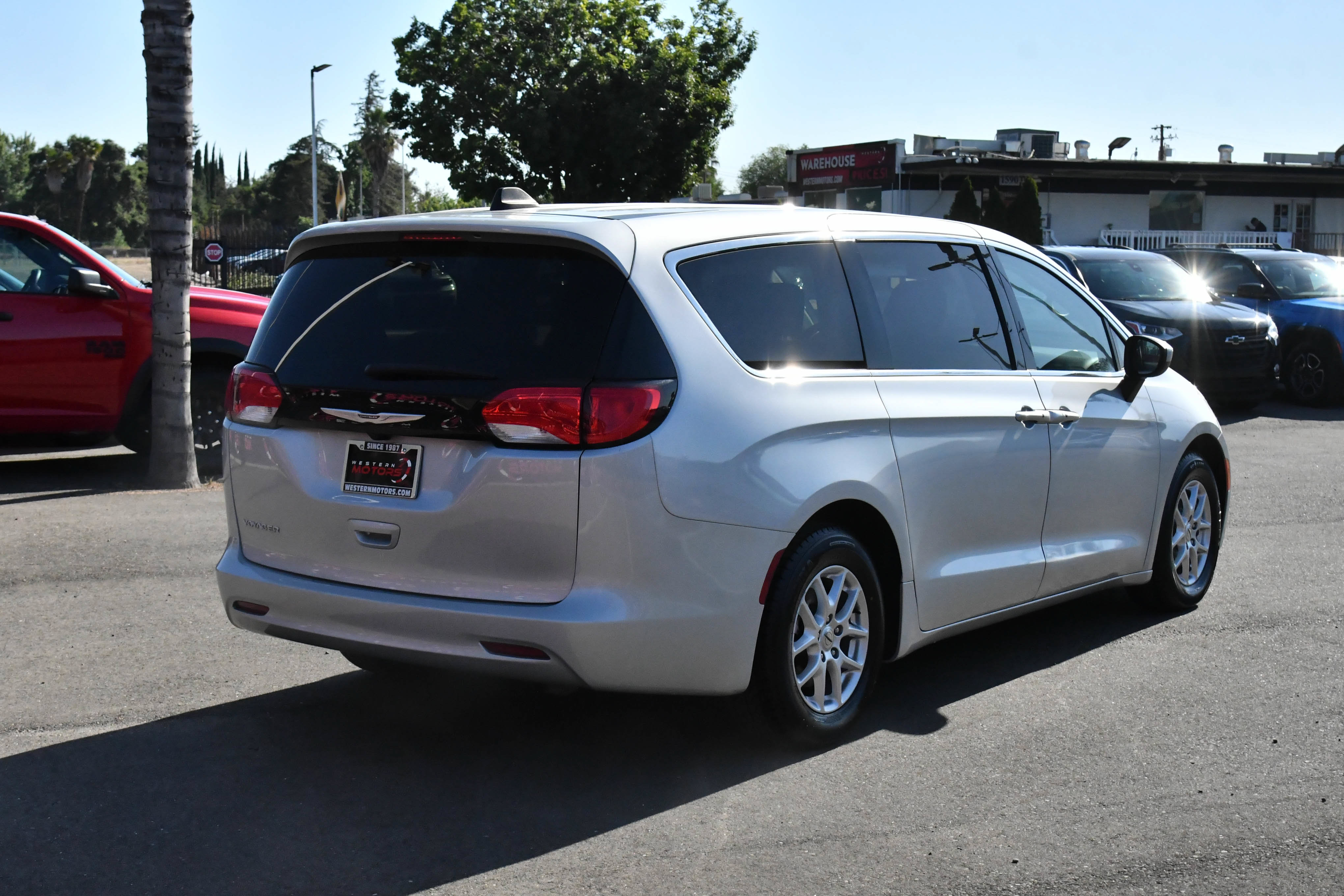 Used 2023 Chrysler Voyager LX FWD image 8