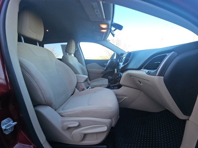 Used 2020 Jeep Cherokee Latitude w/ Cold Weather Group image 11