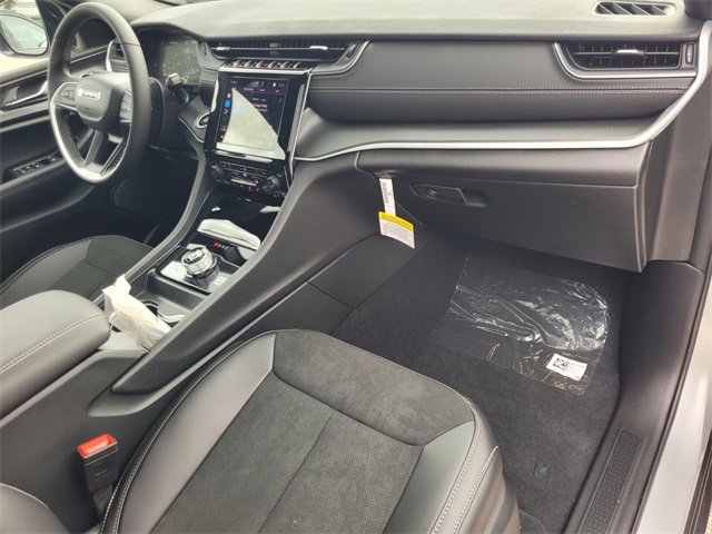 New 2025 Jeep Grand Cherokee Altitude image 17