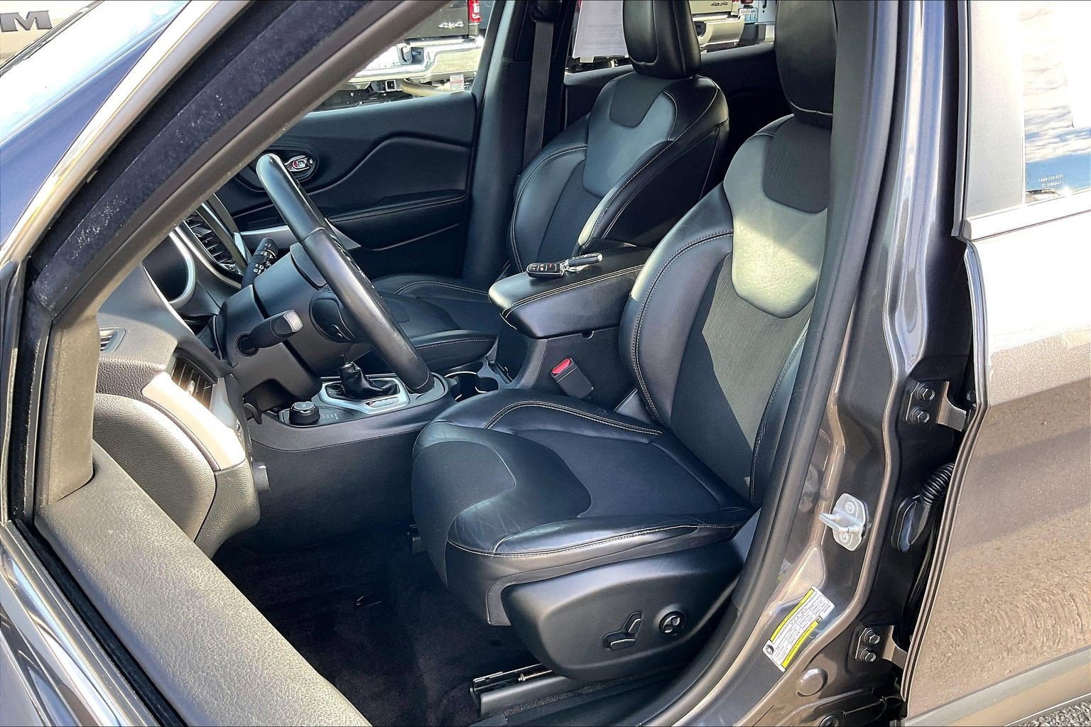 Used 2018 Jeep Cherokee Latitude Plus w/ Comfort/Convenience Group image 24