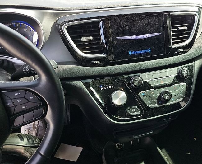 Used 2018 Chrysler Pacifica Touring-L w/ Premium Audio Group FWD image 26