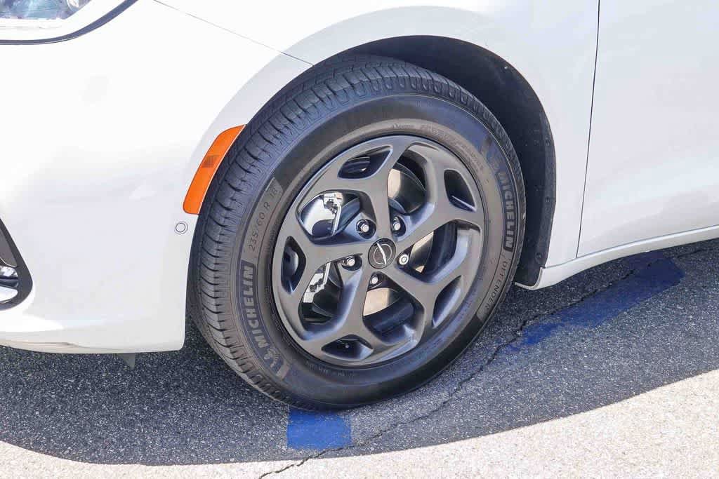Used 2022 Chrysler Pacifica Touring-L w/ Uconnect Theater Family Group FWD image 9