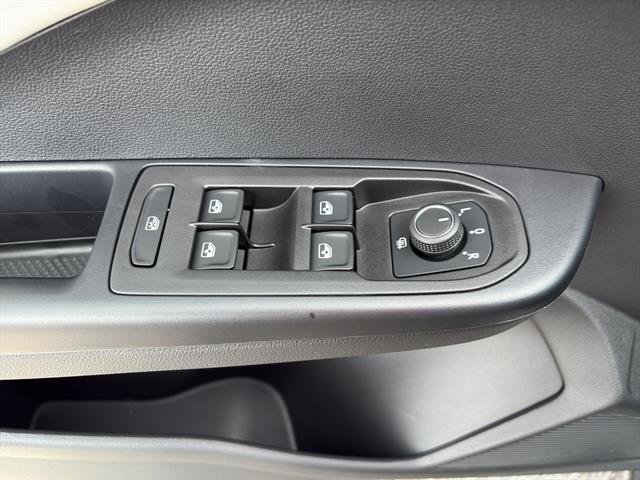 Certified 2025 Volkswagen Taos SE FWD image 15