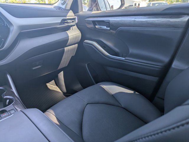 Used 2021 Toyota Highlander Limited image 18