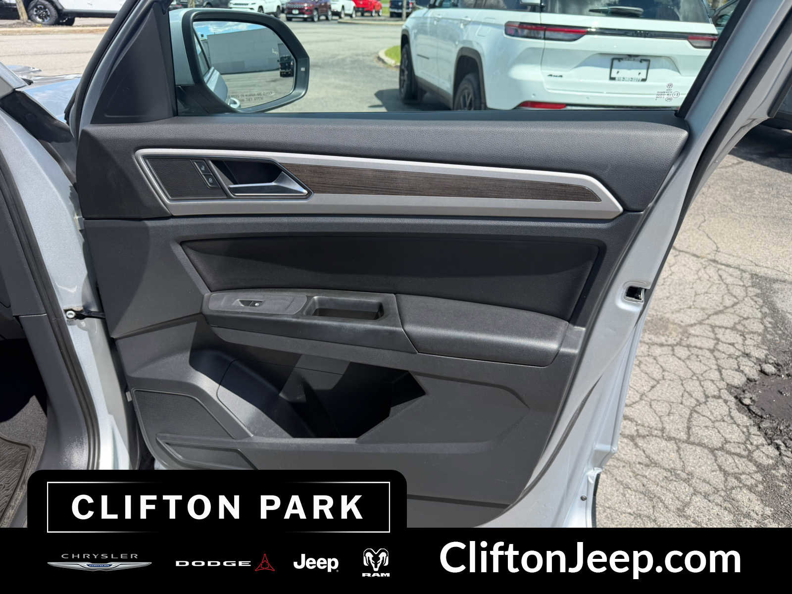 Used 2018 Volkswagen Atlas SEL AWD/4WD image 21