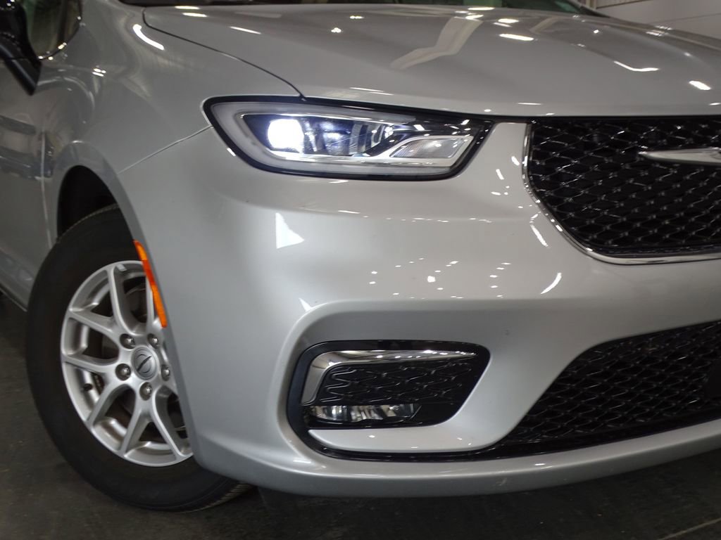 Used 2024 Chrysler Pacifica Touring-L image 49