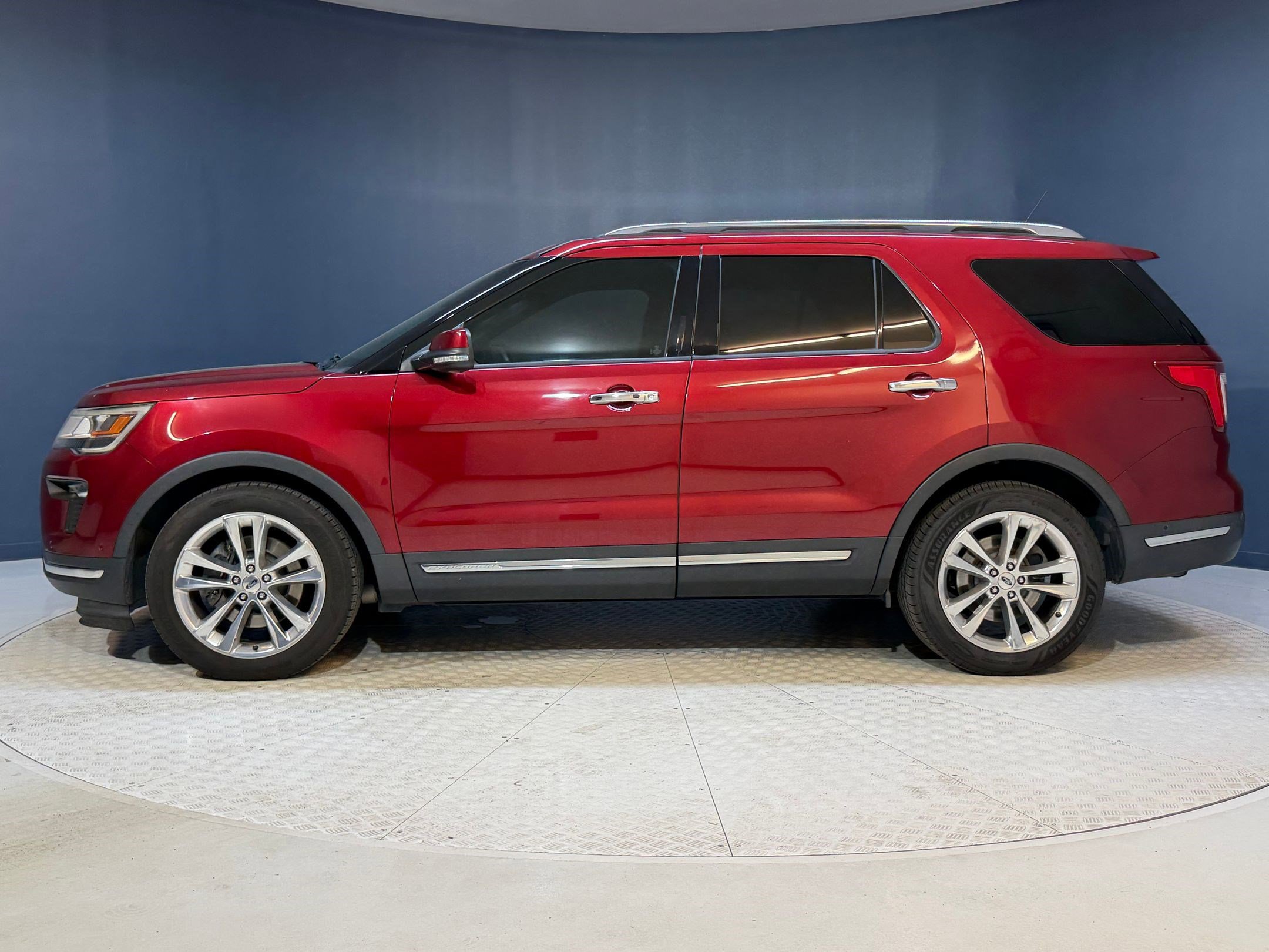 Used 2018 Ford Explorer Limited w/ Equipment Group 301A FWD image 2