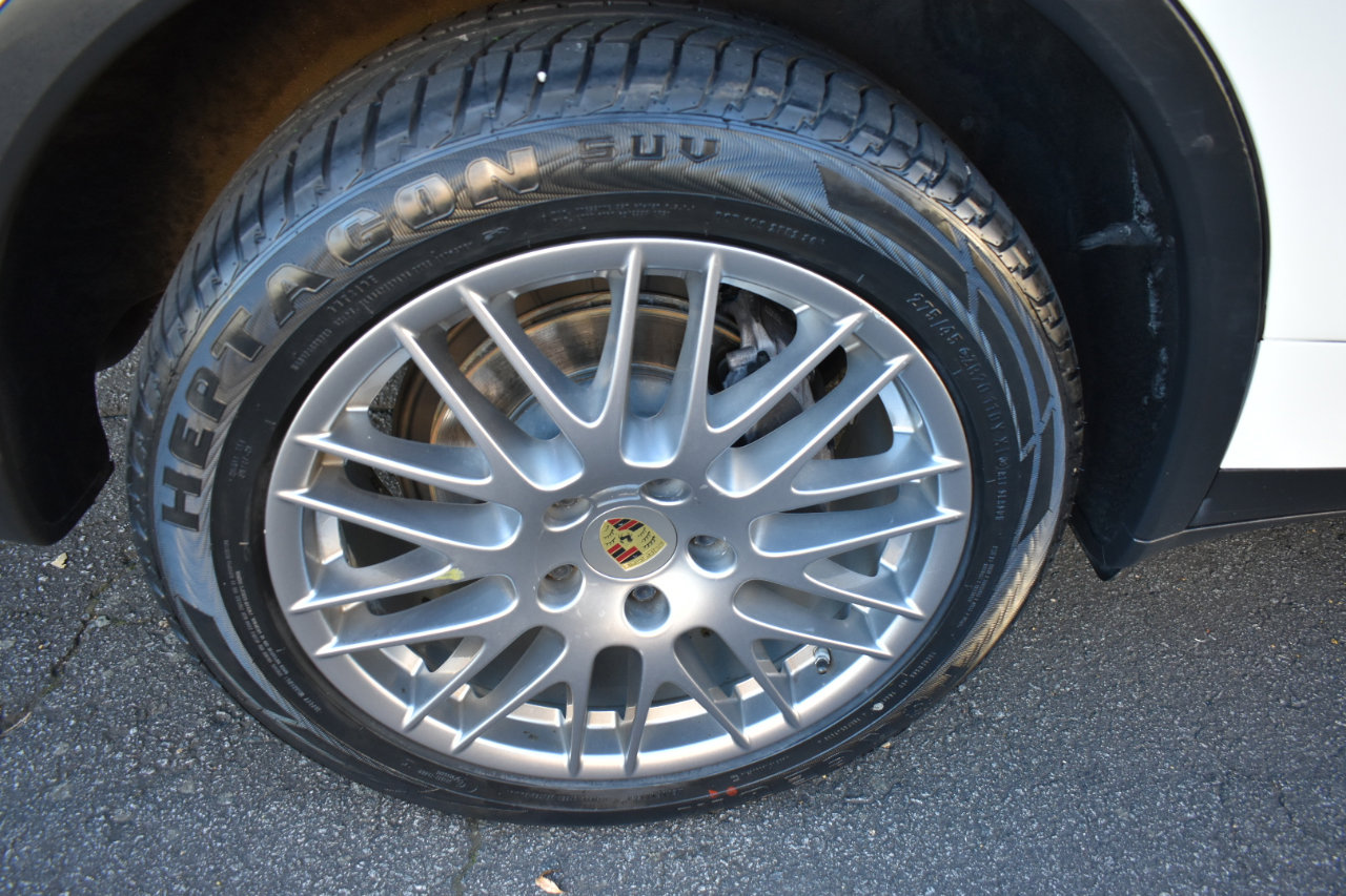 Used 2018 Porsche Cayenne Platinum Edition image 40